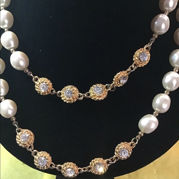 Lovely vintage gold tone clear rhinestone faux pearl necklace - Picture 3 of 6
